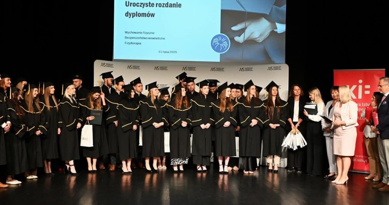 Uroczyste zakończenie studiów w Nowym Sączu - absolwenci fizjoterapii gotowi na zawodową drogę!